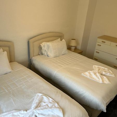 Family Home Near Cribbs Causeway And The Wave, Just 2 Minutes From Airbus And Rolls Royce Bristol Exterior photo