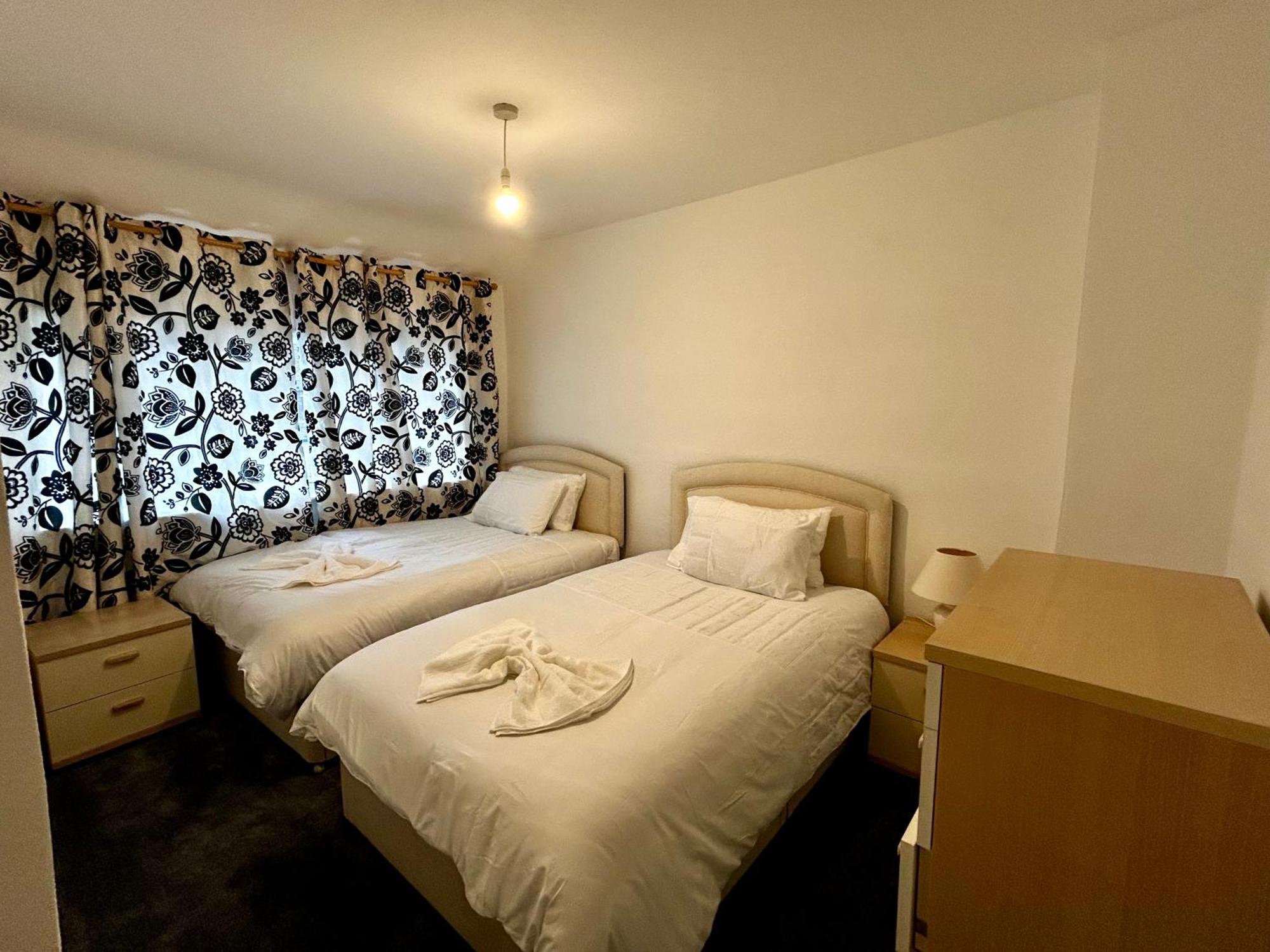 Family Home Near Cribbs Causeway And The Wave, Just 2 Minutes From Airbus And Rolls Royce Bristol Exterior photo
